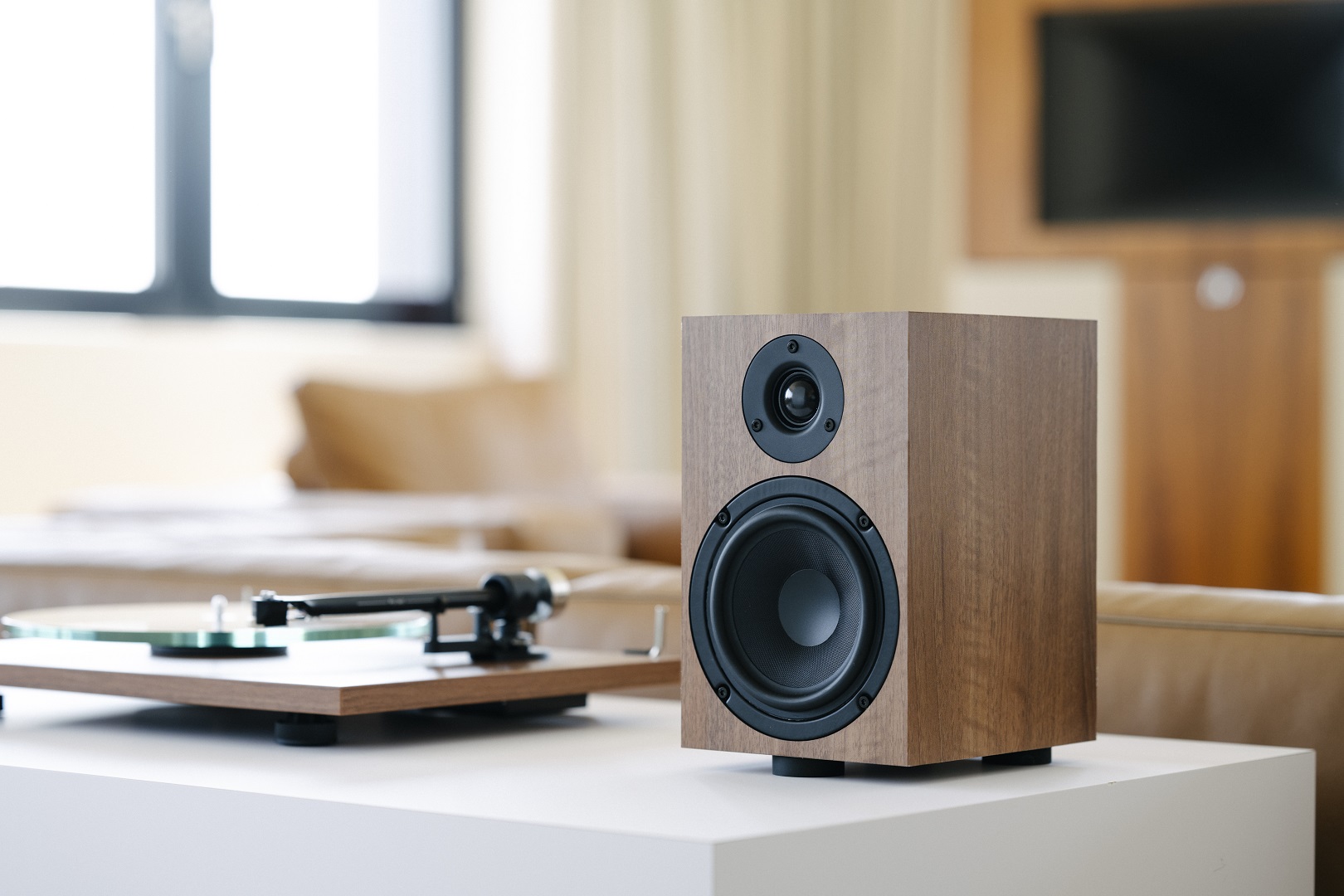 Speaker Box 5 E Walnut Lifestyle