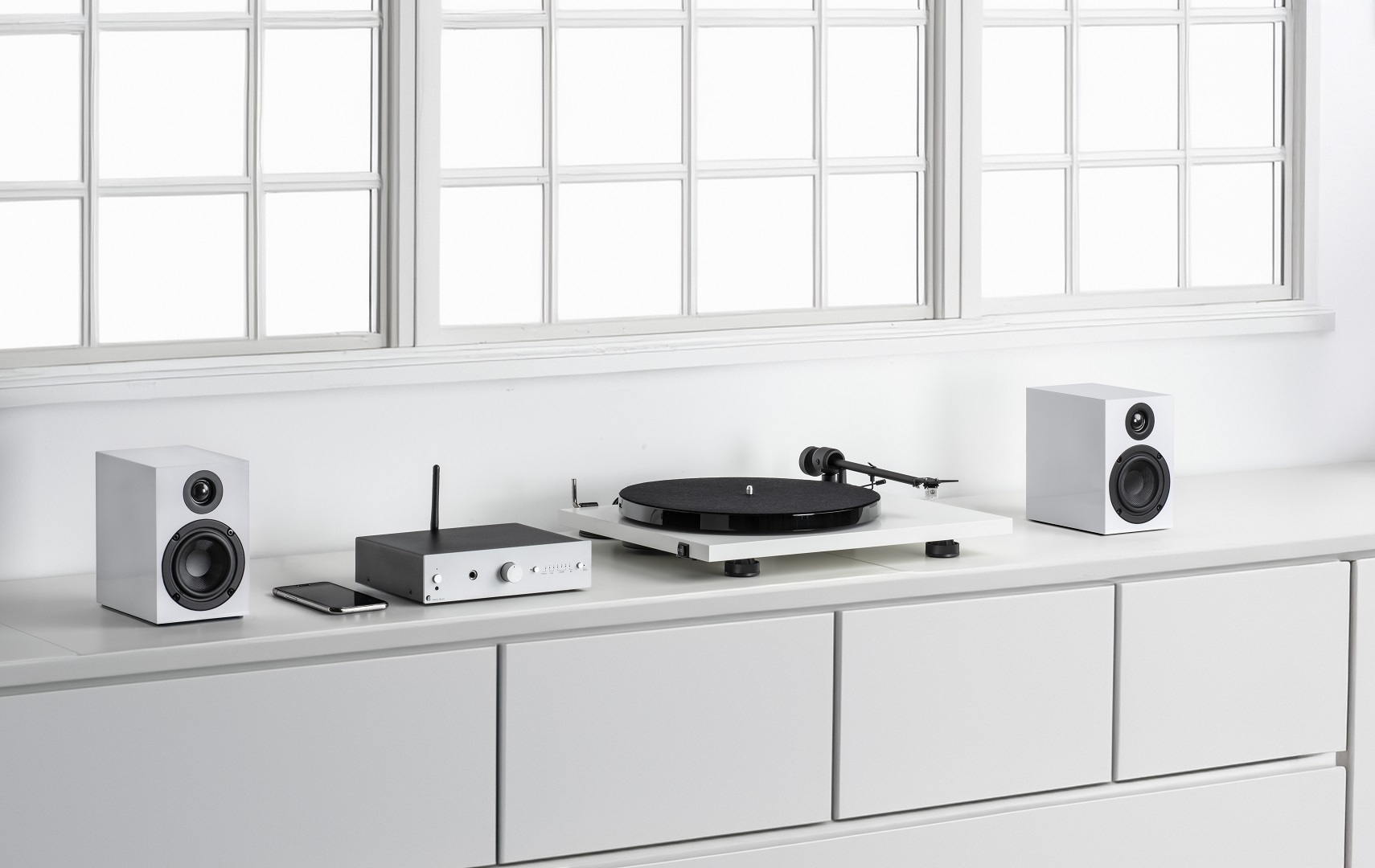 Stereo Set E Phono White Silver Lifestyle